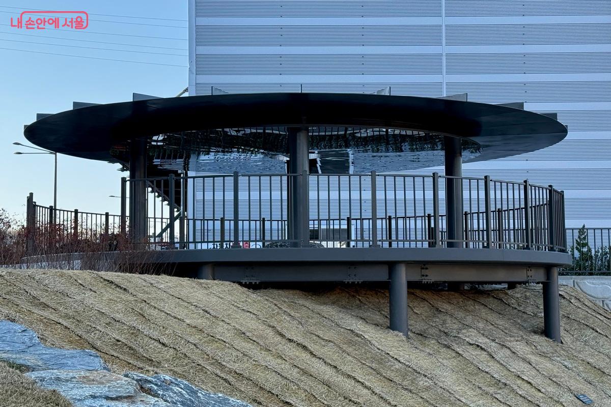 북한산을 한눈에 바라볼 수 있는 '전망 파고라' ©임수영