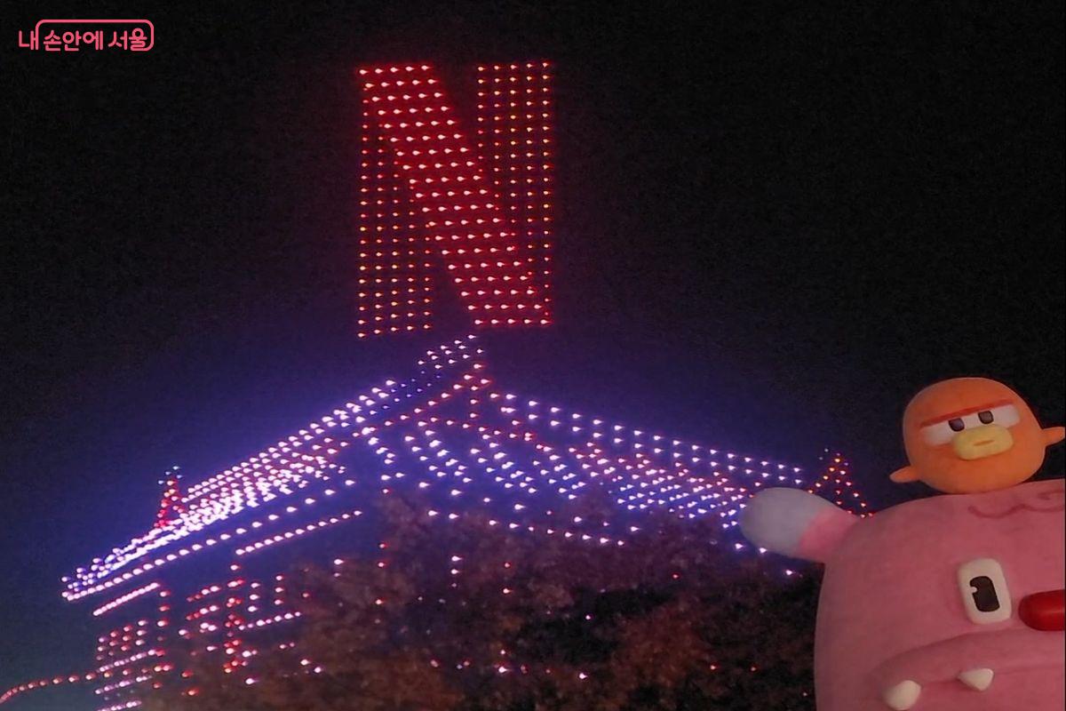 이번 한강드론라이트쇼는 서울시와 넷플릭스의 협업으로 진행되었다.ⓒ이동영