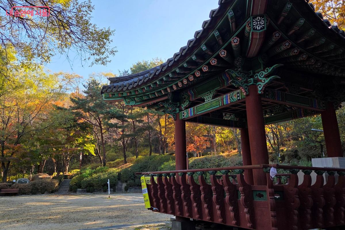 서가정공원 정자 앞에서는 오전과 오후 에어로빅을 할 수 있다. ©김미선