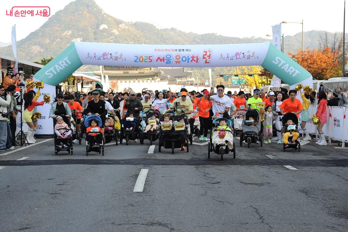 오전 9시 정각에 출발한 ‘서울 유아차 런’ 참가 가족들 ©조수봉