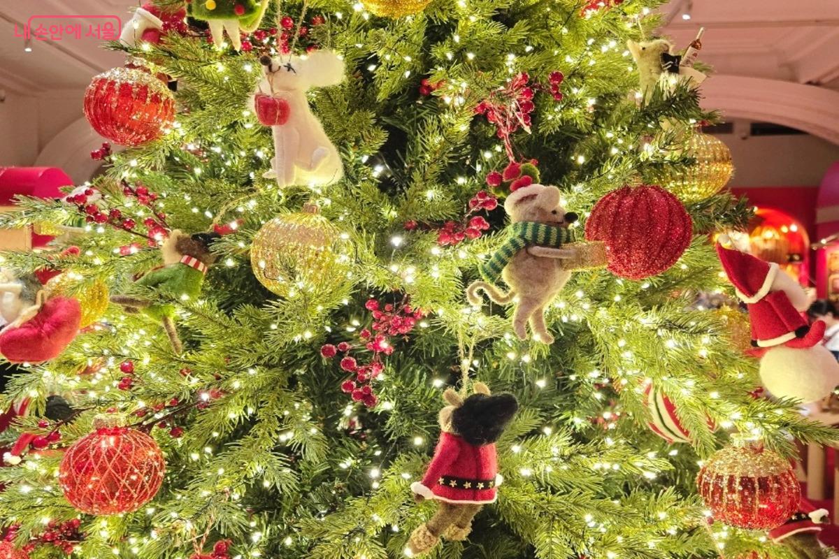 크리스마스트리만 바라봐도 연말의 들뜬 분위기가 전해진다. ©김은주
