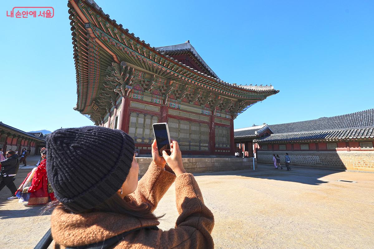 경복궁 내 사진 촬영에 바쁜 관광객의 모습 ©김주연