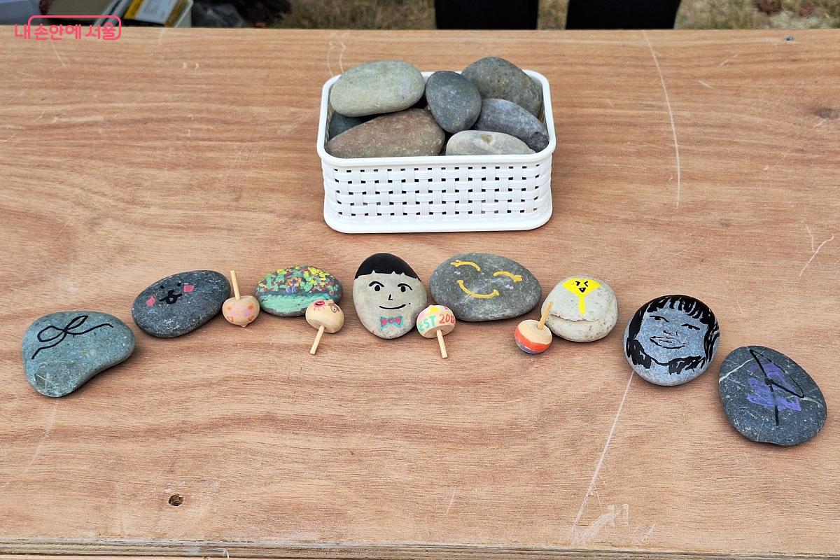 나만의 개성을 담아보는 ‘정원을 여행하는 돌&도토리’ 부스 ©이혜숙