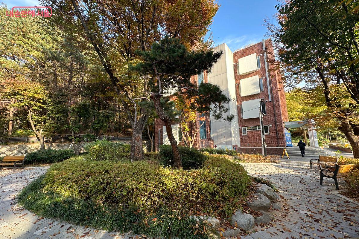 구립신림청소년도서관 외부에는 산이 병풍처럼 둘러싸여 있다. ©김재형