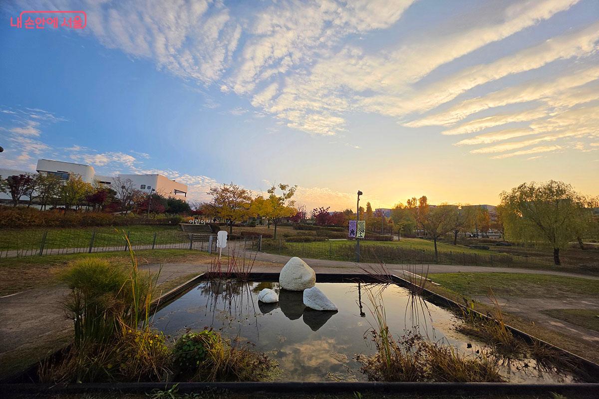 자연이 되어 가는 플라스틱 ‘뉴락’을 표현한 장한나 작가의 ‘신풍경, 마곡문학관’ ©이정민