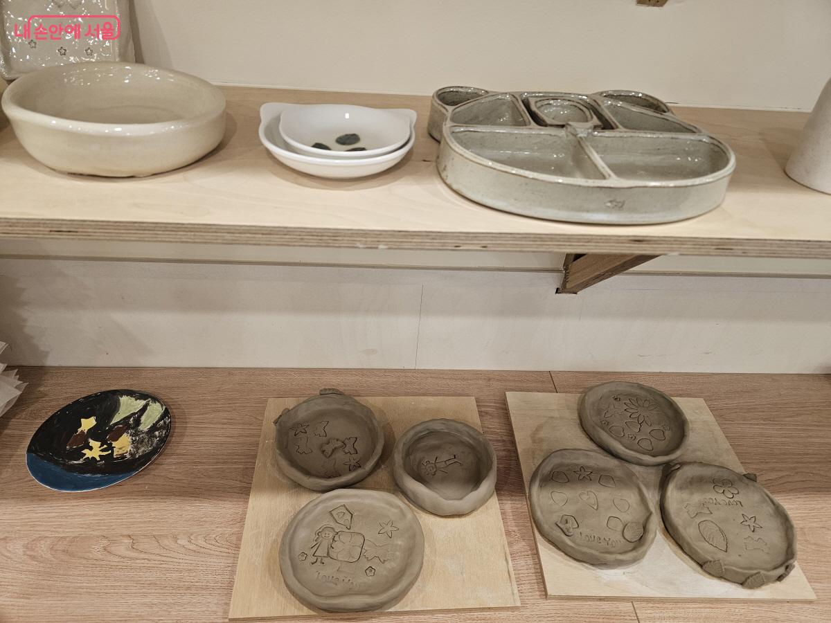 도자기 만들기 체험 후 보관된 도자기들 ©박근호
