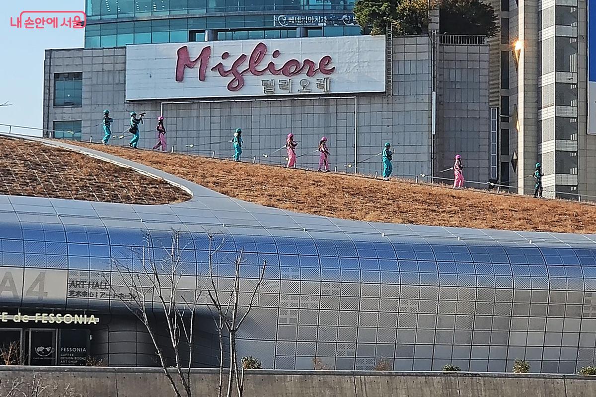 지상에서 올려다본 참가자들의 모습은 마치 하늘 위를 유영하는 듯 독특한 광경을 연출했다. ©오도연