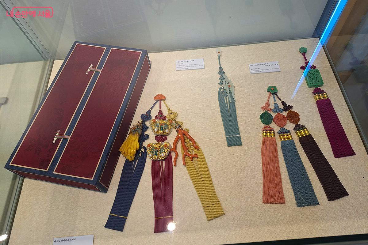 전시장에 들어서자마자 눈길을 사로잡은 것은 노미자 보유자님의 매듭장(結匠)전시였다. 