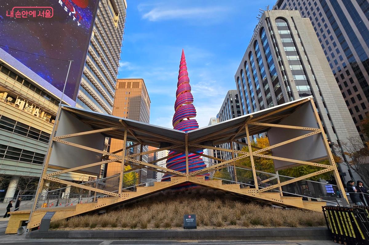 청계광장에 우뚝 솟은 대형 조형물 &lsquo;스프링&rsquo;은 클래스 올덴버그의 작품이다. &copy;조성희