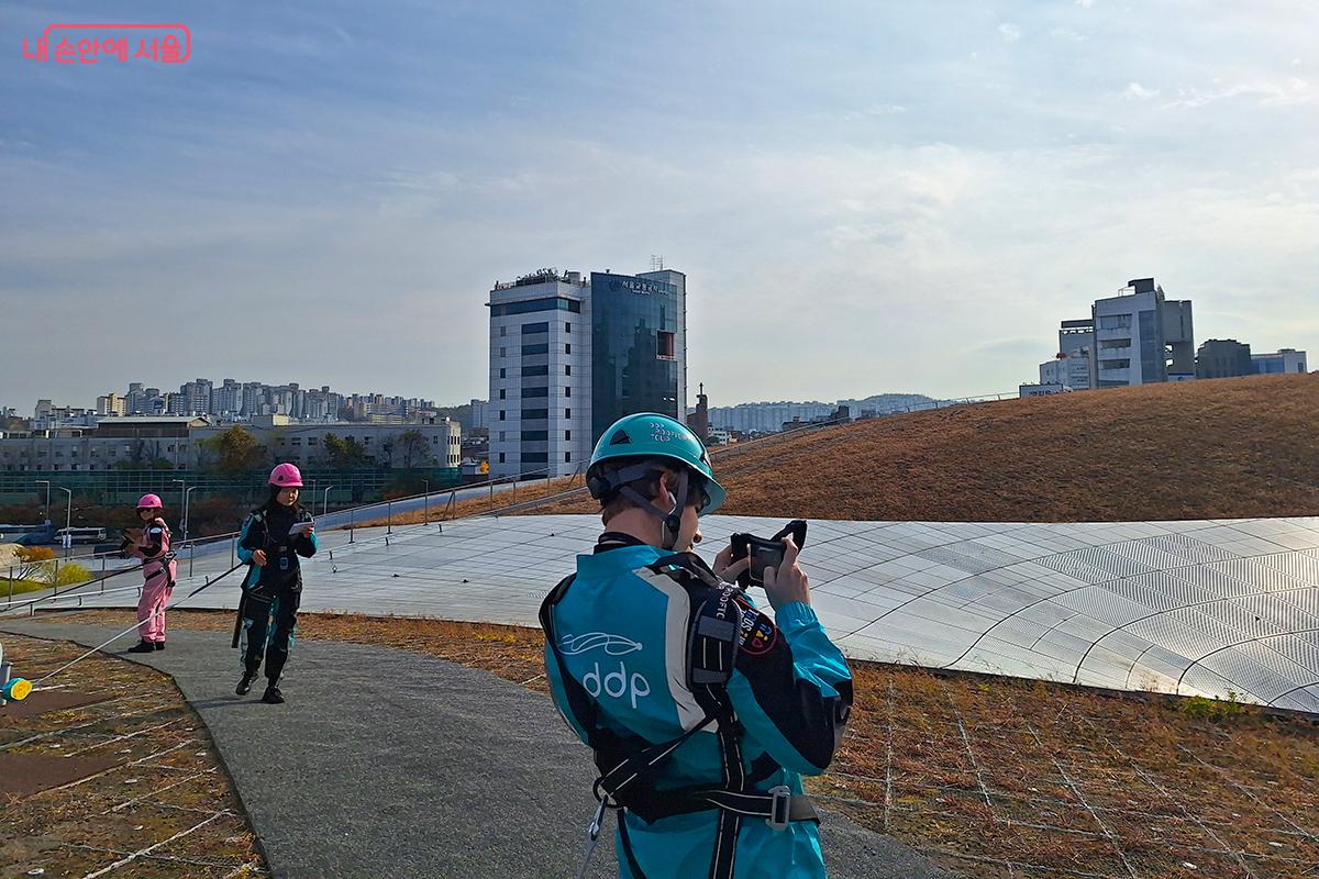 눈앞에 펼쳐진 서울을 바라보며 이 도시가 앞으로 어떤 이야기들을 써 내려갈지 저절로 상상하게 된다. ©백승훈