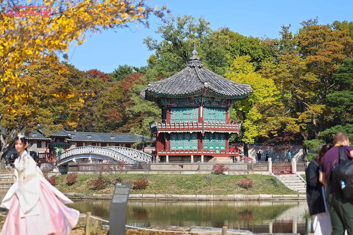 가을의 정취를 가득 품은 향원정 ©김주연