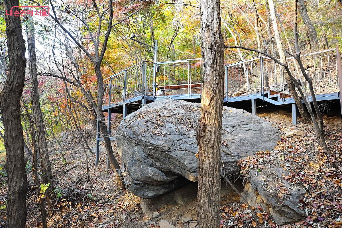 천연 바위와 어울리는 장소에 설치한 매력포인트인 ‘바위쉼터’ ©조수봉