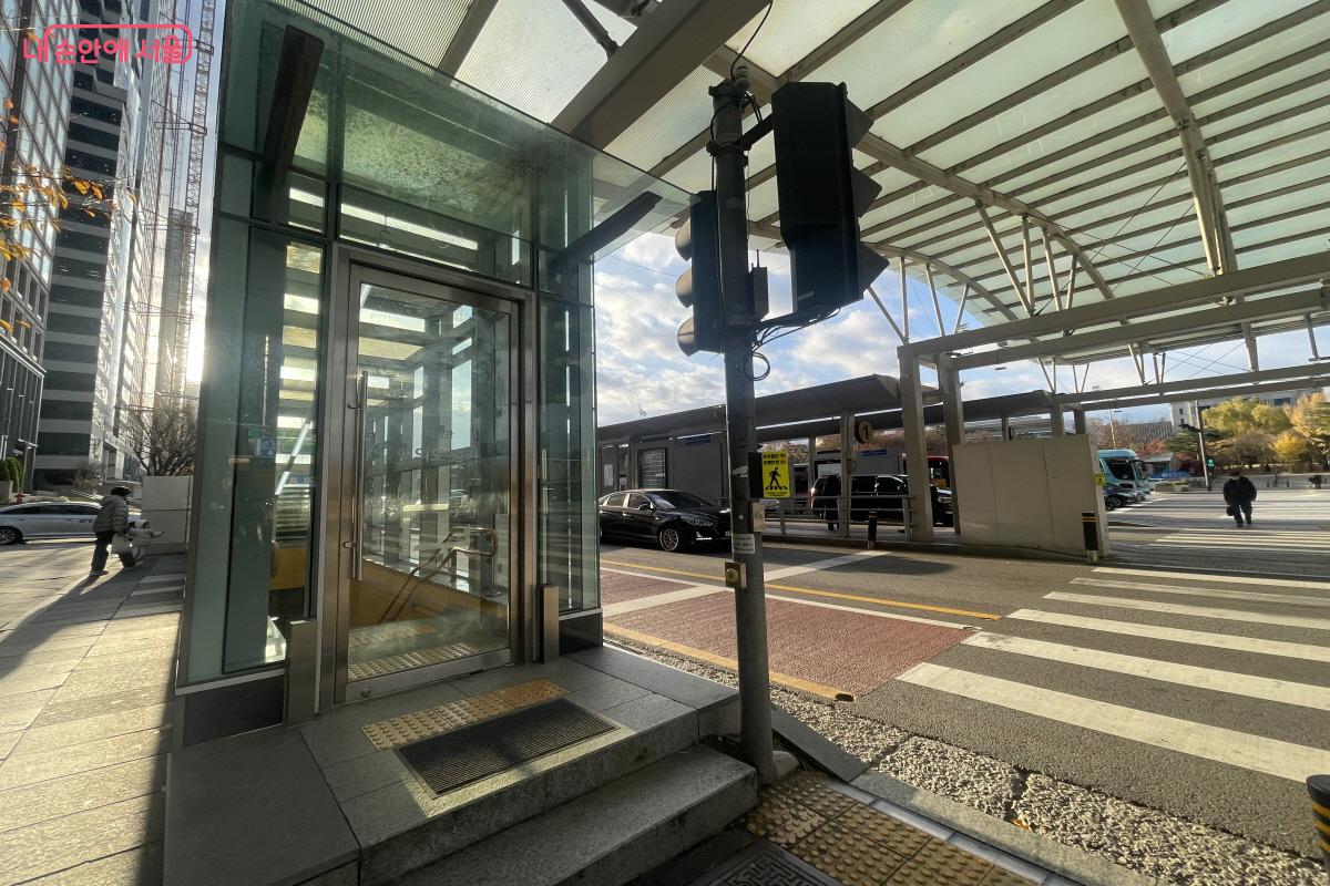 IFC 몰과 여의도 환승센터 사이에 위치한 여의도 지하벙커 입구 ©이정민