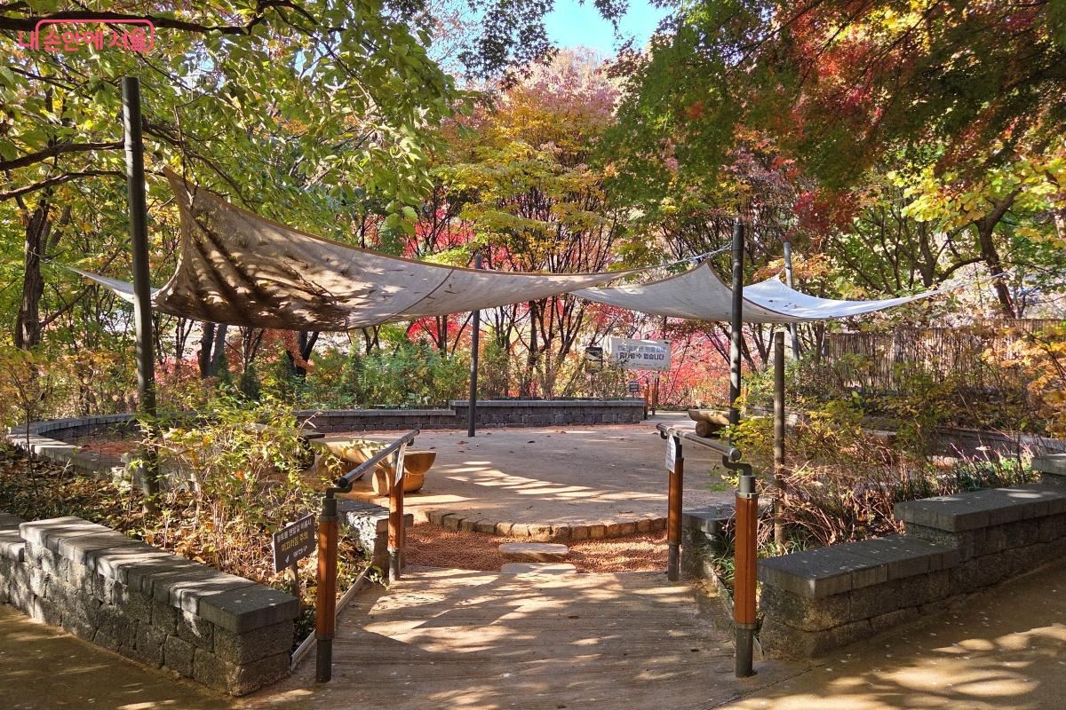 아차산 치유의 숲길 프로그램 운영 장소인 황톳길이 조성되어 있다. &copy;김미선