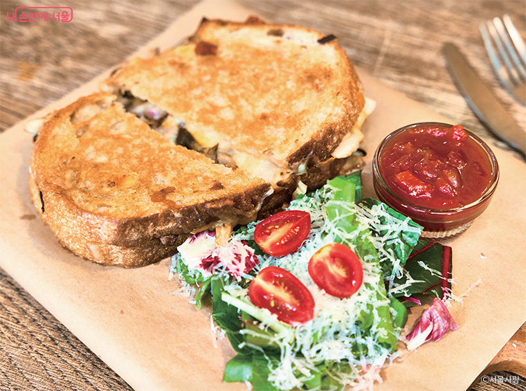 버섯의 풍미와 치즈의 짭조름한 고소함이 어우러진 트러플 머시룸 사워도 토스티.