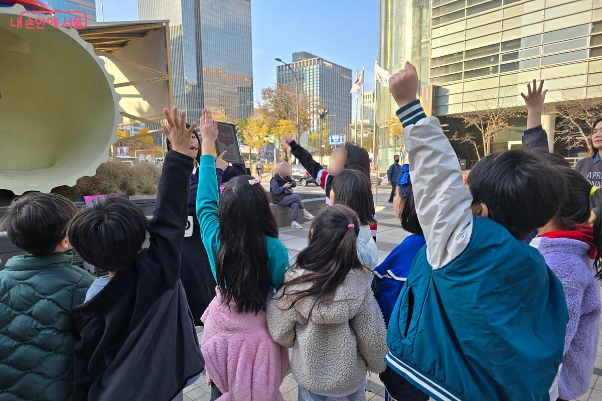 도슨트의 이야기에 귀 기울이며 진지하게 집중하는 아이들의 모습이 돋보였다. &copy;조성희