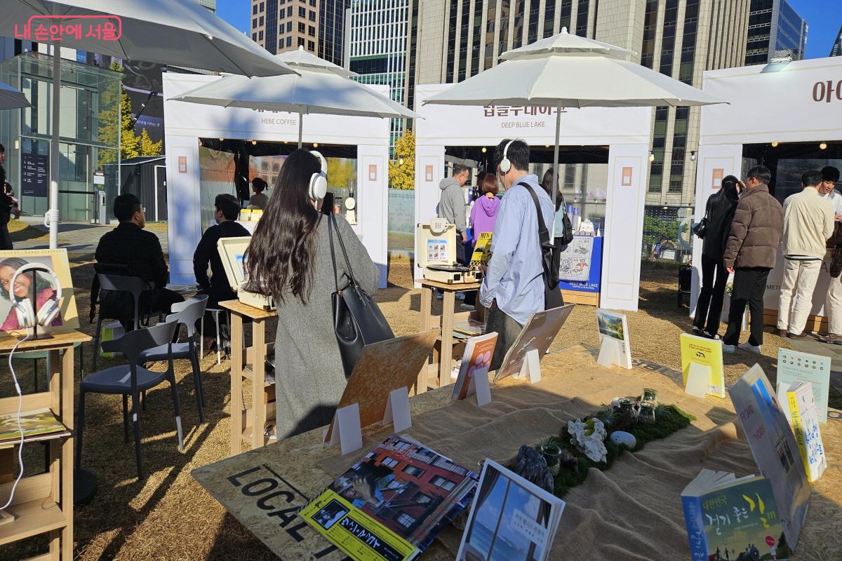 ‘LP 라운지’에서는 커피와 어우러지는 음악을 들을 수 있다. ©이선미