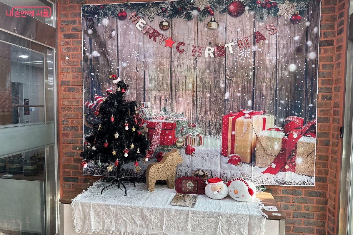 입구에 장식된 크리스마스 트리와 소품이 눈에 띈다. &copy;김재형