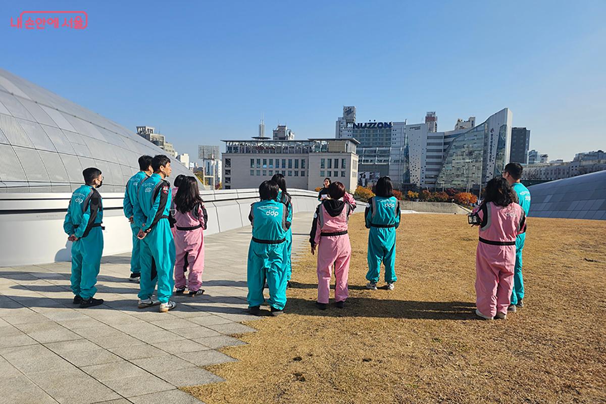 '서울을 유영하다(Seoul Drifting)'라는 콘셉트로 펼쳐진 '2025 DDP 루프탑 투어' ©문청야