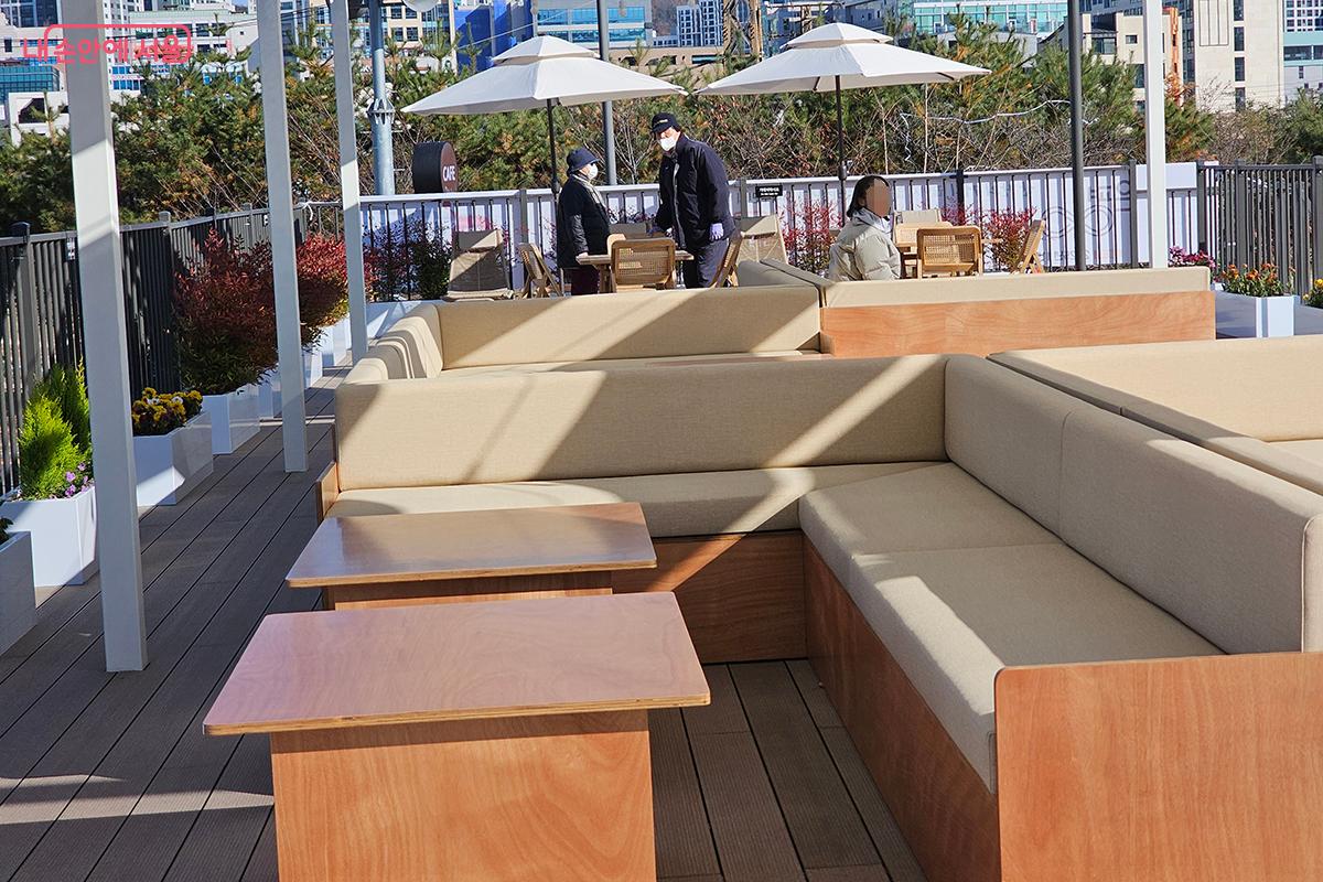 고급 목재 의자와 소파를 구비해 북한산과 구파발천을 감상하며 휴식을 취할 수 있다. ©정향선