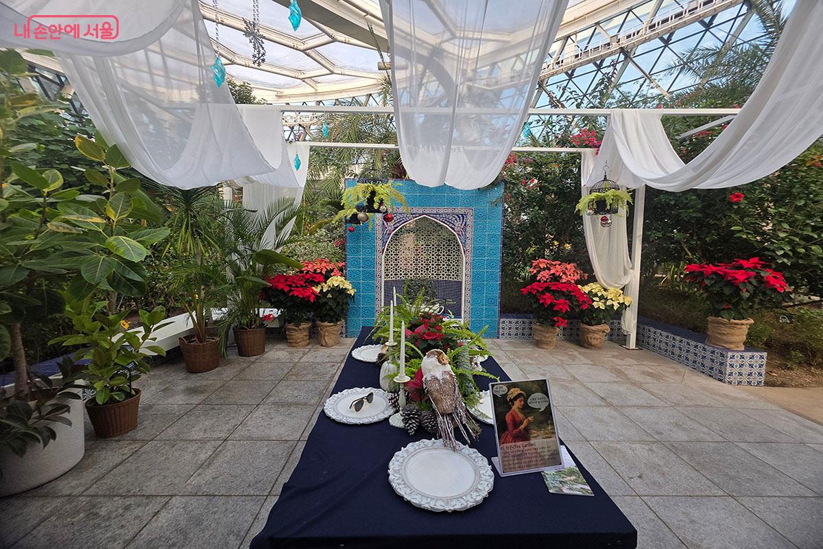 신사 모자와 아가씨 양산을 쓰고 티타임을 즐길 수 있는 테마 포토존 ©이정민