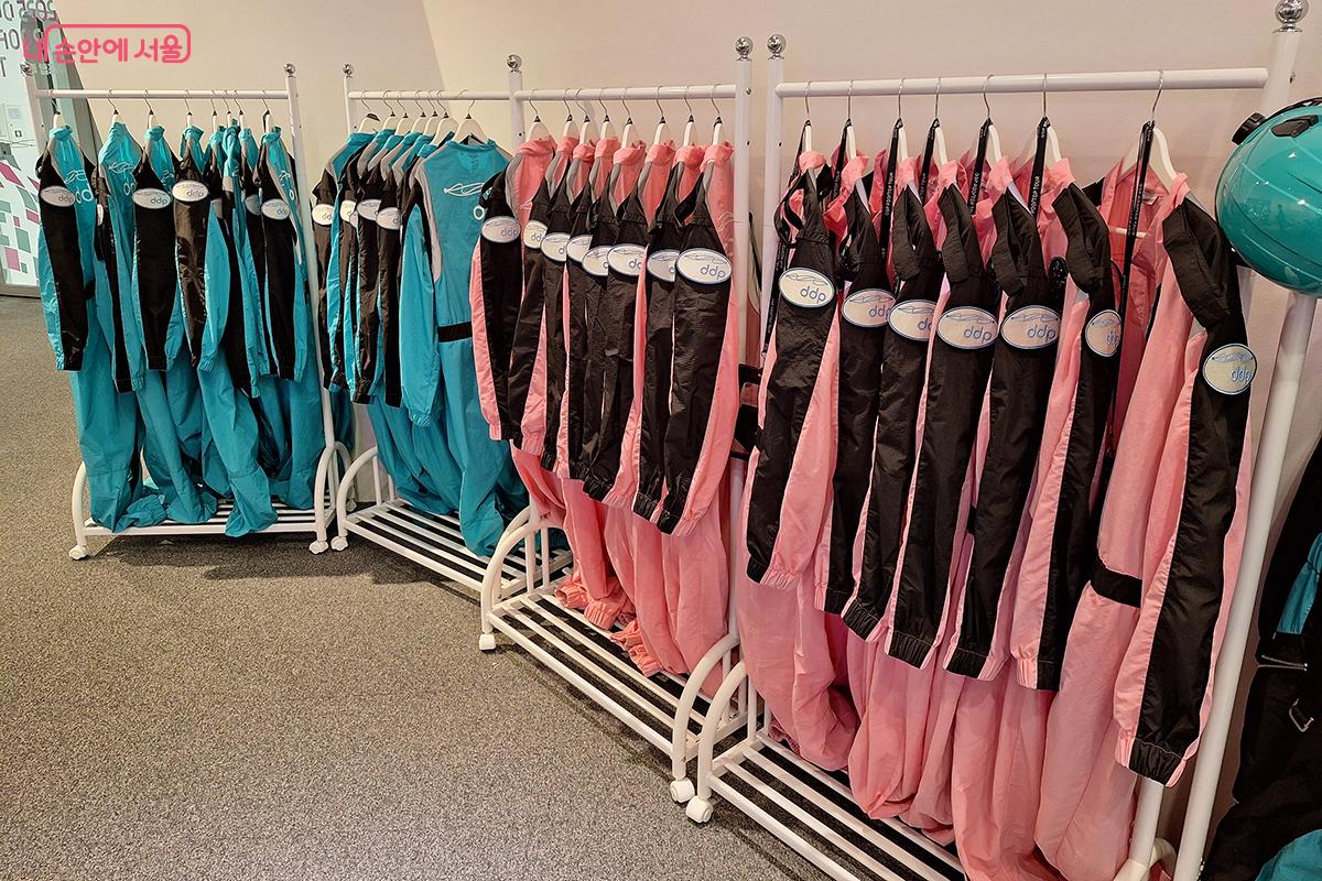 세계적인 디자이너 '강혁(KANGHYUK)'과의 협업으로 탄생한 틸(Teal) 또는 핑크(Pink) 색상의 전용 투어복 ©백승훈