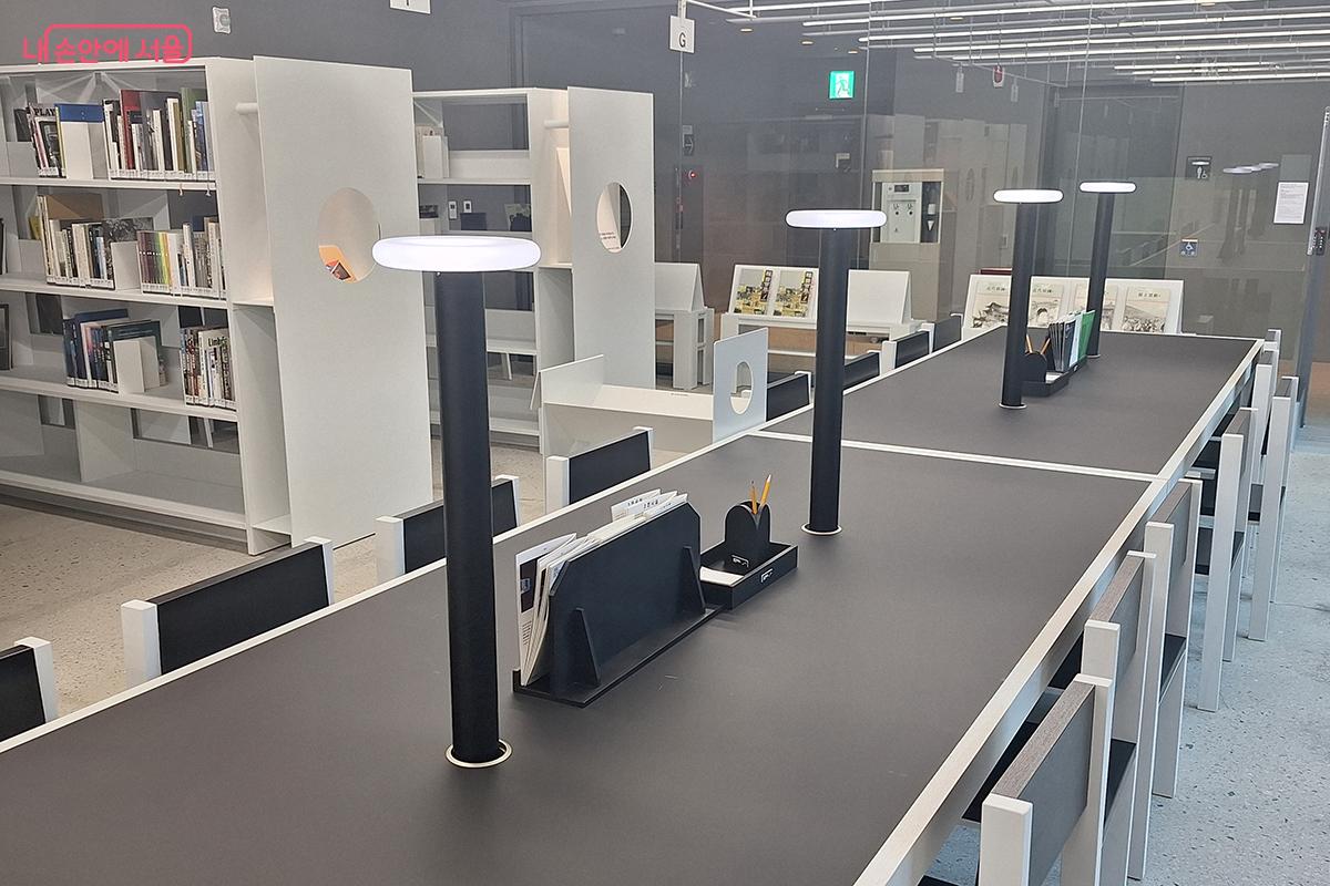 4층에 위치한 포토라이브러리는 사진 전문도서관으로 한국사진사를 중심으로 사진 전반의 도서와 자료를 제공한다. ©백승훈