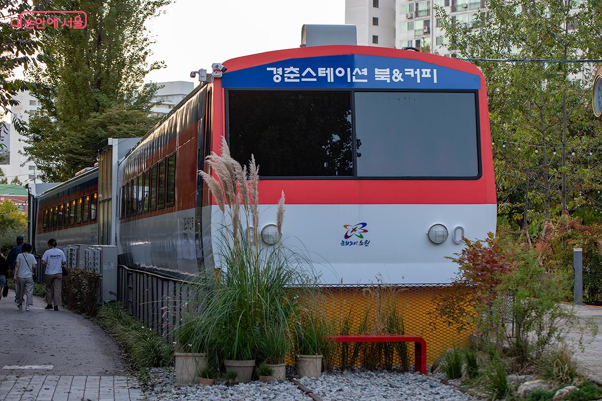 경춘선을 대표하는 무궁화호 열차의 외관을 최대한 살린 ‘경춘스테이션 북&커피’ ©문청야