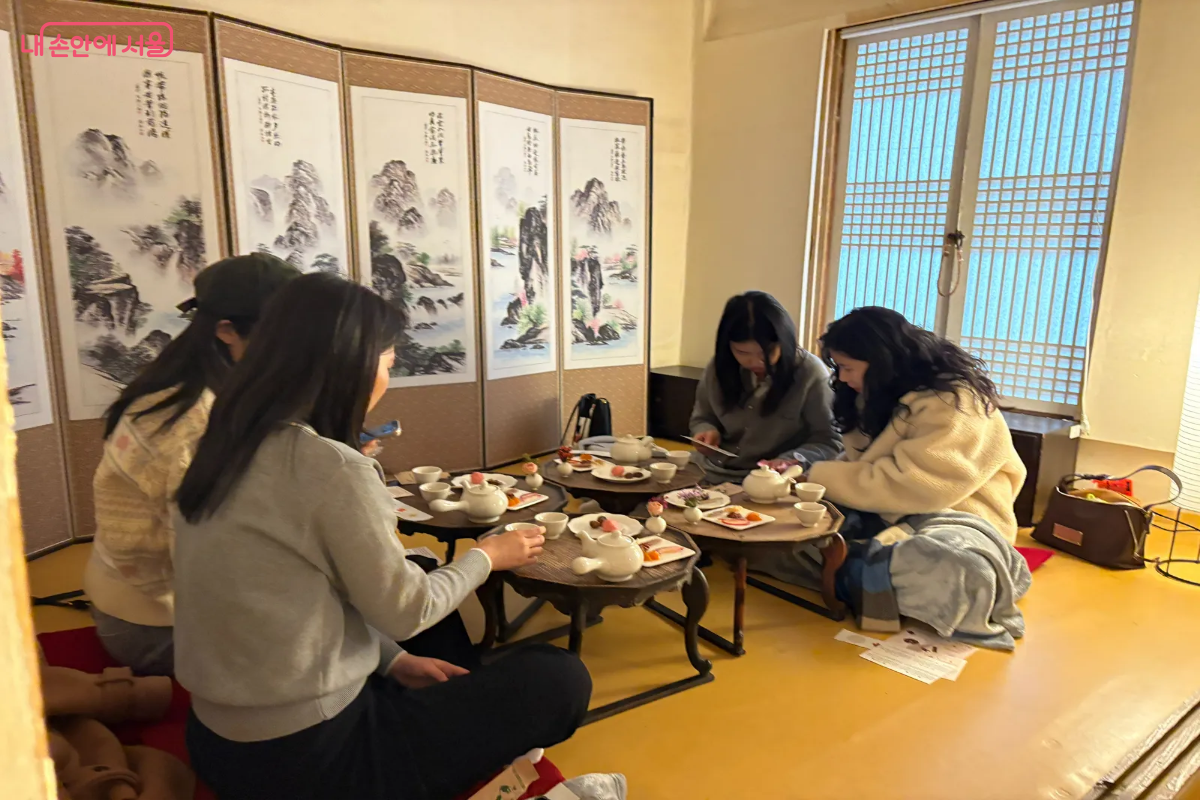 각자의 체질에 맞는 차를 마시고 있다. ©이혜린