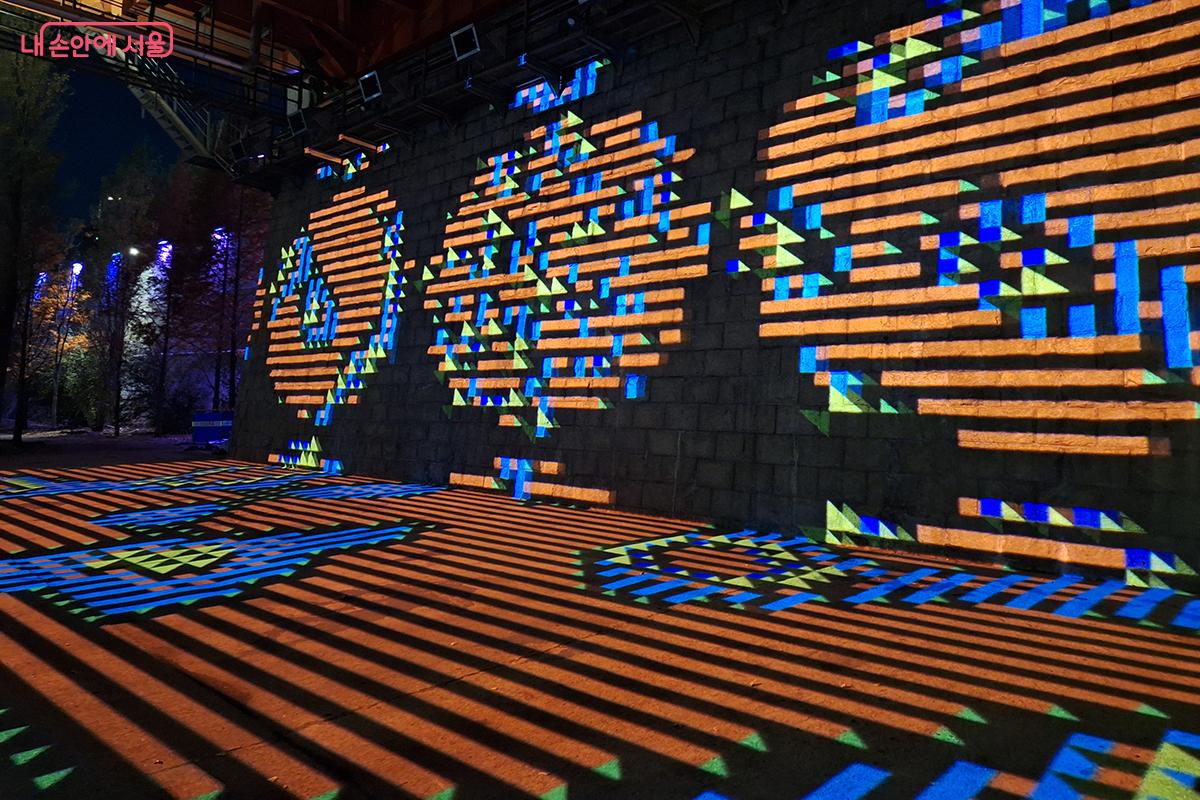 서울의 도시 풍경을 데이터와 코드로 엮어 디지털 알고리즘으로 재해석한 작품이다. ©백승훈