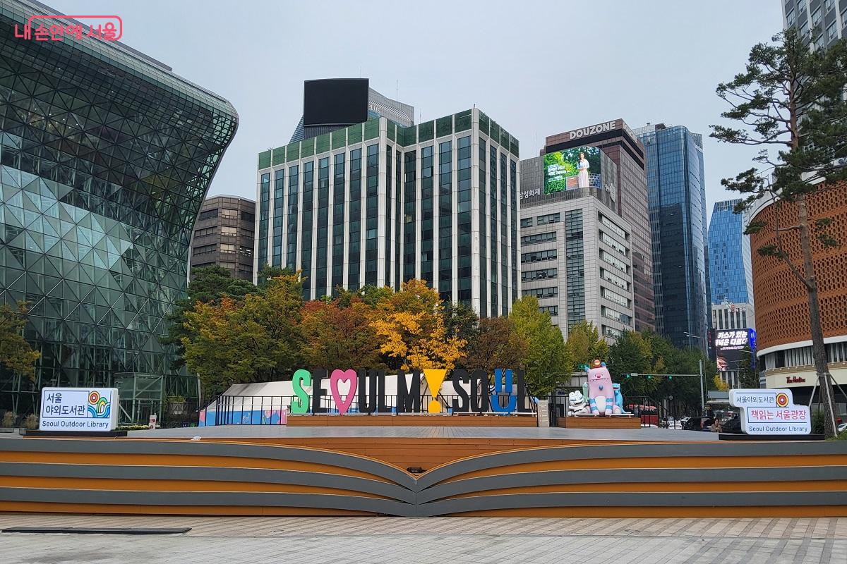 책 모양으로 꾸며진 공연존 &copy;권수진