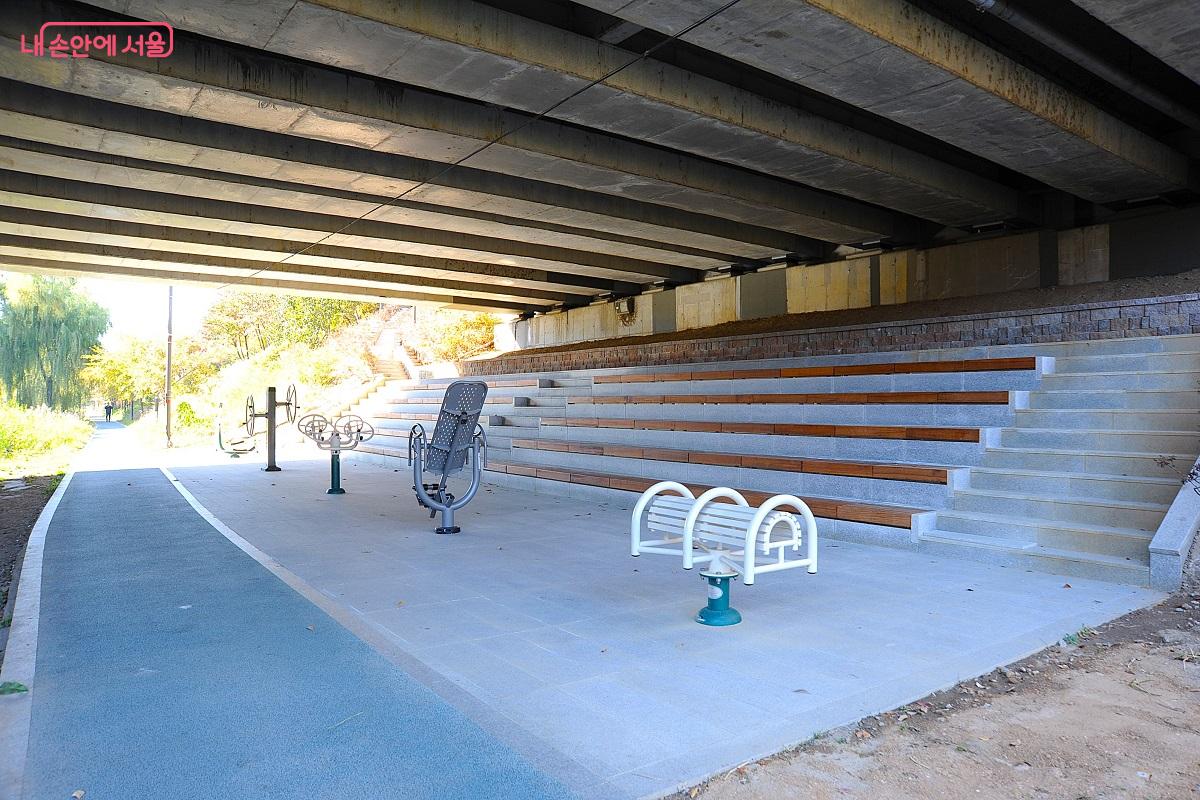 버들1교 하부에 스탠드형 휴게 공간과 운동기구를 설치했다. ⓒ조수봉