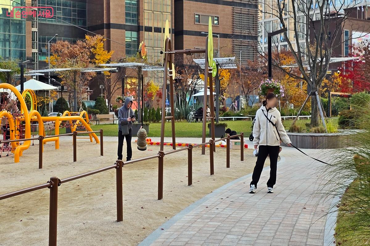 다양한 세대가 함께 즐길 수 있는 문래꽃밭정원 &copy;김윤경