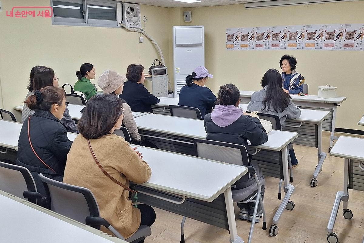 서울특별시 무형유산 제 13호 매듭장 노미자 보유자의 매듭 공예 세미나 현장