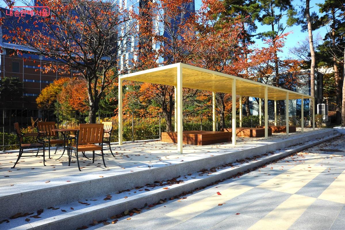 글샘작은공원의 퍼걸러형 휴식 공간 ⓒ조수봉