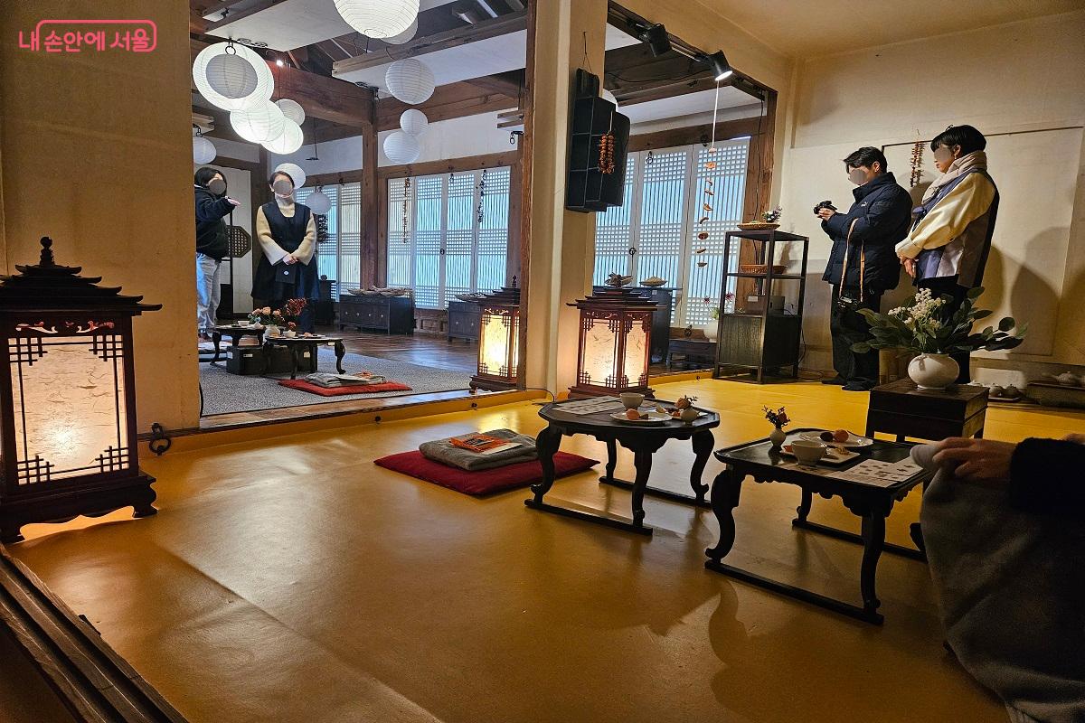 내부로 입장하니 직원들이 자리를 안내해 주었다. ⓒ김진호