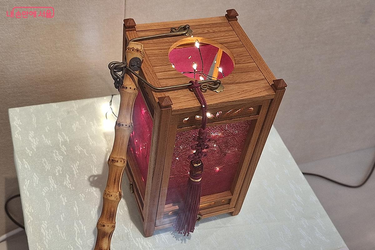 혼사에 주로 쓰이는 초롱등에 매듭을 단 '매듭장식 초롱등' 