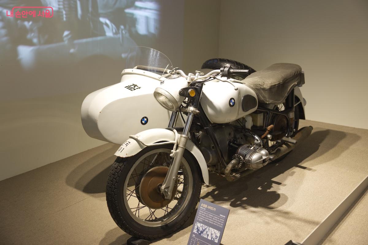 1950년대 경찰 오토바이로 사용된 ‘사이드카’도 실물이 전시되어 있다. ©임중빈
