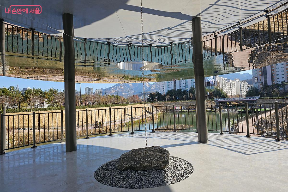  '전망파고라' 안에서 '호반대청'과 '달빛섬'의 모습이 보인다. ©정향선