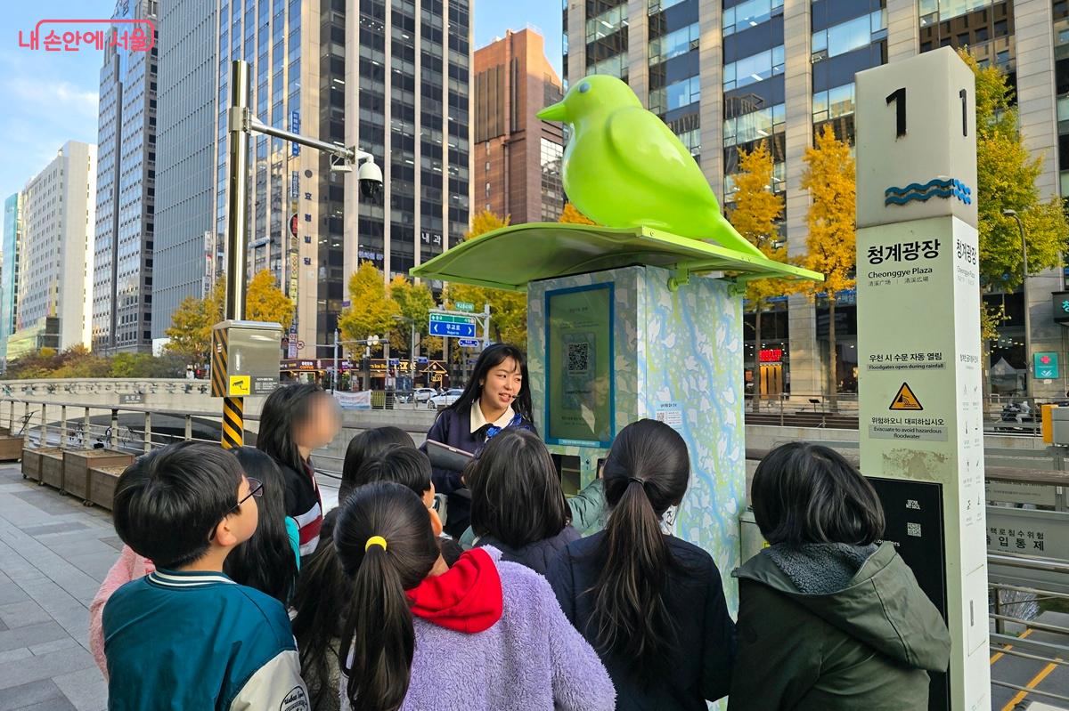 &lsquo;청계공존 도슨트 프로그램&rsquo; 설명에 몰입한 아이들의 눈빛이 반짝였다. &copy;조성희