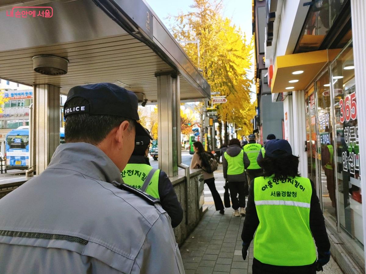 홍제파출소 경찰들과 아동안전지킴이는 하굣길 우범지역 순찰도 병행한다. &copy;엄윤주