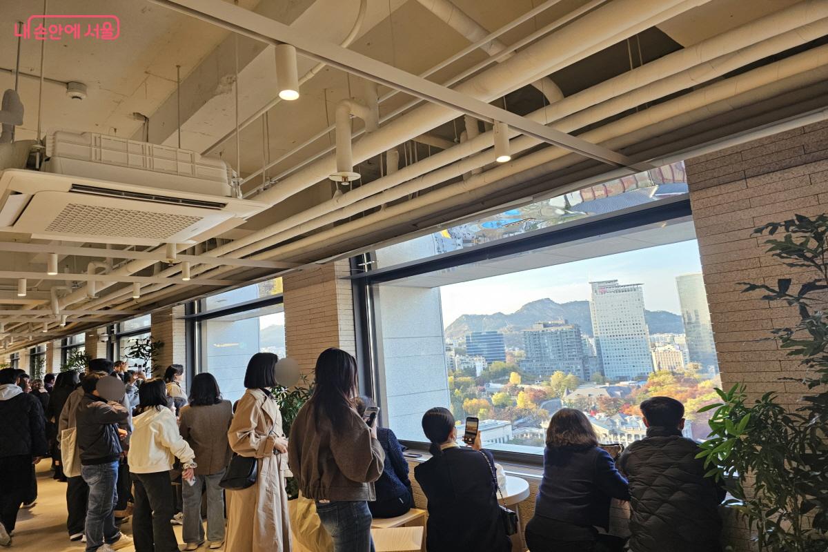 많은 시민들이 정동전망대 창가에 서서 가을 풍경을 즐기고 있다. ©염지연