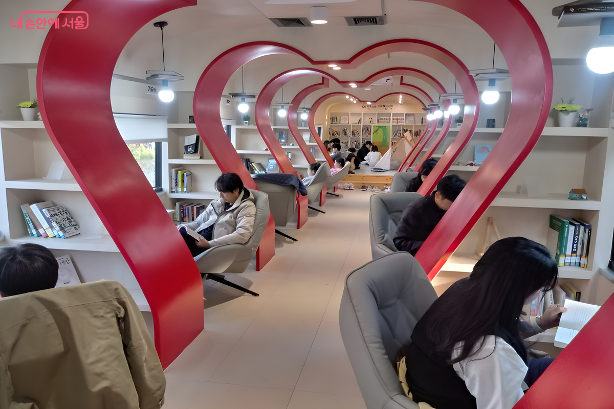 감성적 공간에서 즐기는 독서 타임 &copy;김영주 