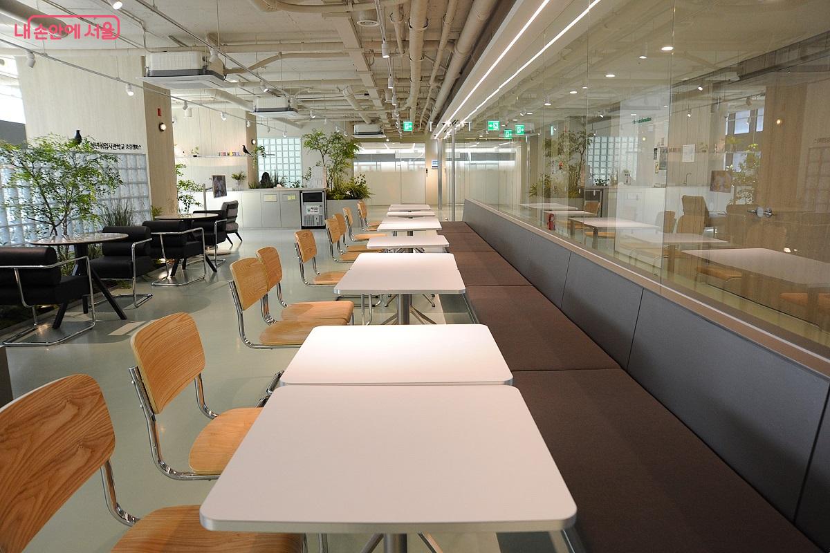 커뮤니티 라운지에는 용도와 인원수별로 이용이 가능한 다양한 공간을 마련했다. ©조수봉
