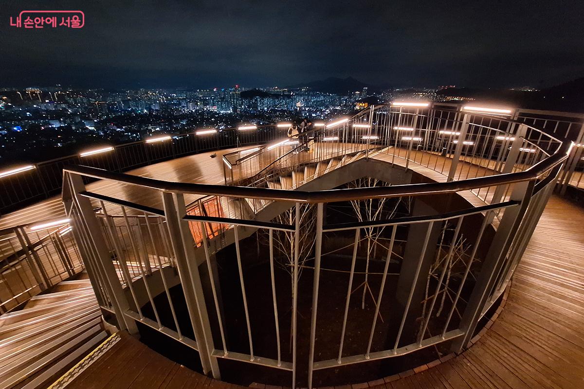 길이 160m, 높이 10m 스카이워크의 가장 높은 지점에는 전망대가 자리하고 있다. ©백승훈