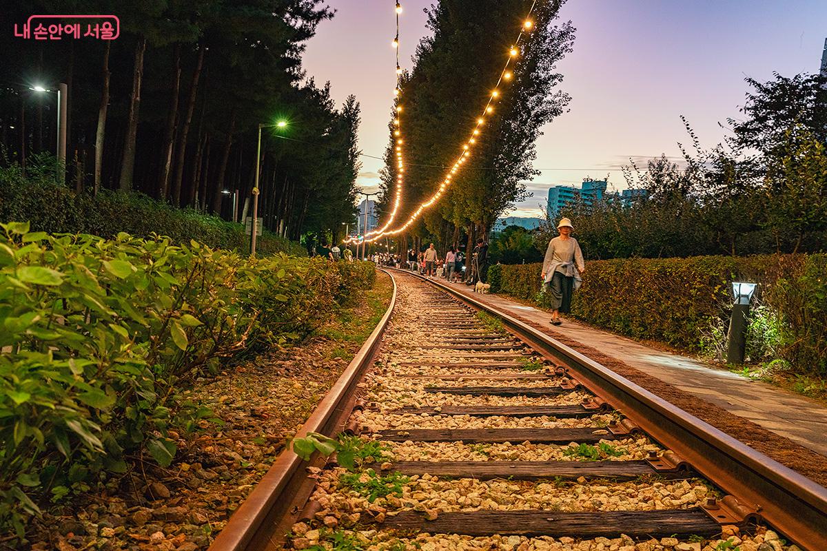 기차의 추억이 어우러진 이곳에서, 서울 시민들은 또 하나의 여행을 시작한다. ©문청야