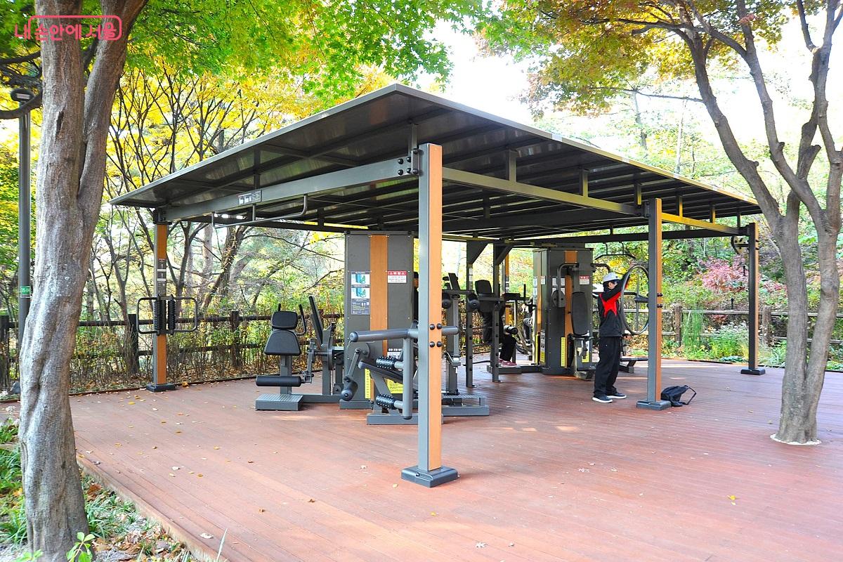 ‘건강정원’ 내에 퍼걸러를 세우고 새롭게 운동기구를 설치한 체력단련장 ©조수봉