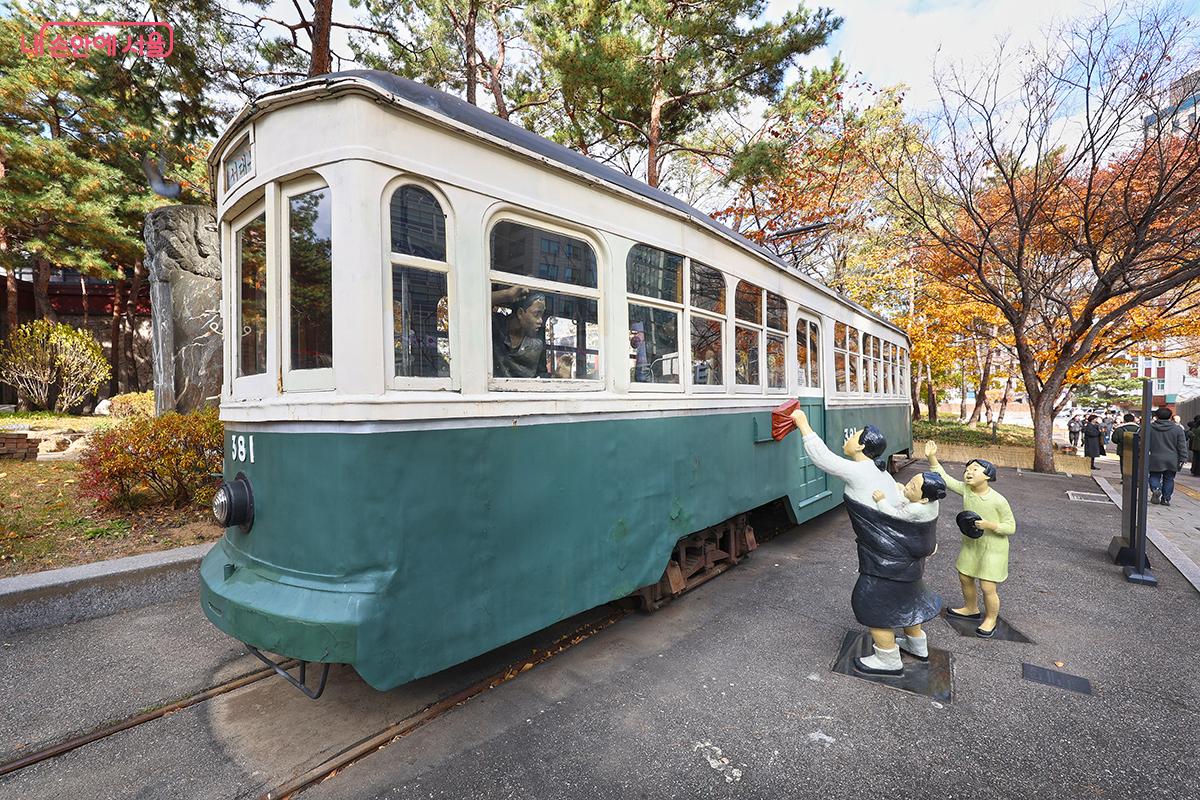 야외 전시관에 전시된 국가등록문화재 제467호 전차 381호 ©김주연