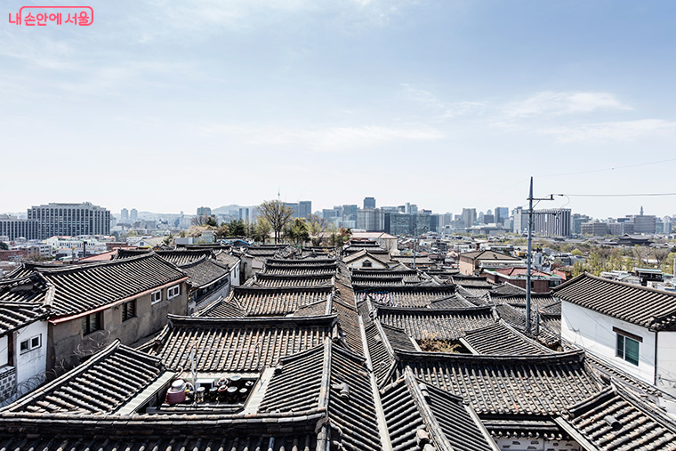 정세권은 삼청동, 북촌, 익선동 등지에 한옥 단지를 조성해 나갔다.