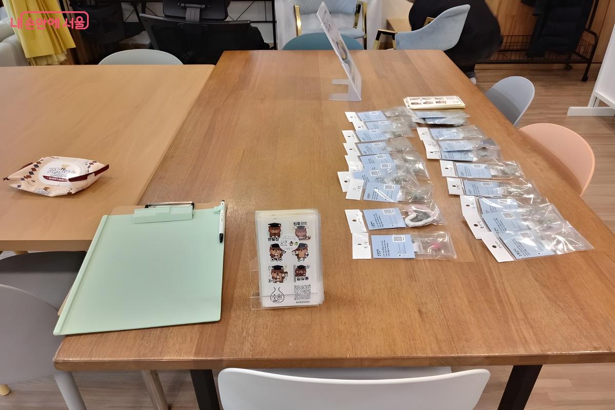 이곳에서 진행하는 프로그램 중 액세서리 만들기가 있다. ©김영주